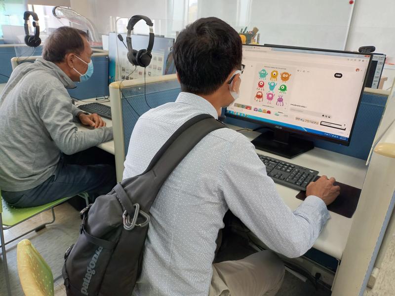 學員聚精會神地設計自己的圖檔。