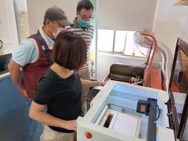 男性學員對於設備操作都顯得很躍躍欲試。