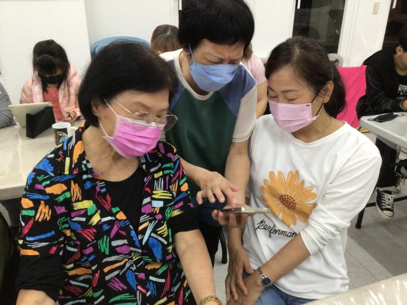 數位生態系訓鍊資訊諮詢志工上課學員手機APP使用問題指導與協助場景1