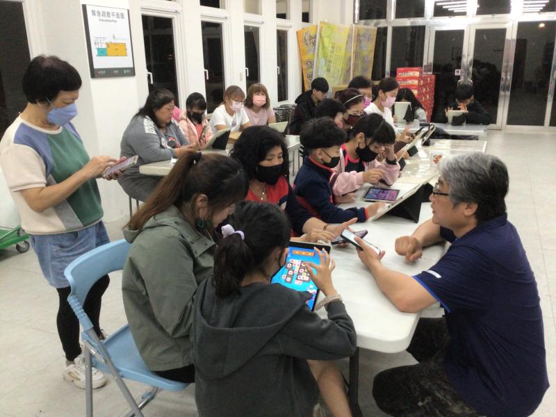 數位生態系訓鍊資訊諮詢志工上課學員手機APP使用問題指導與協助場景2