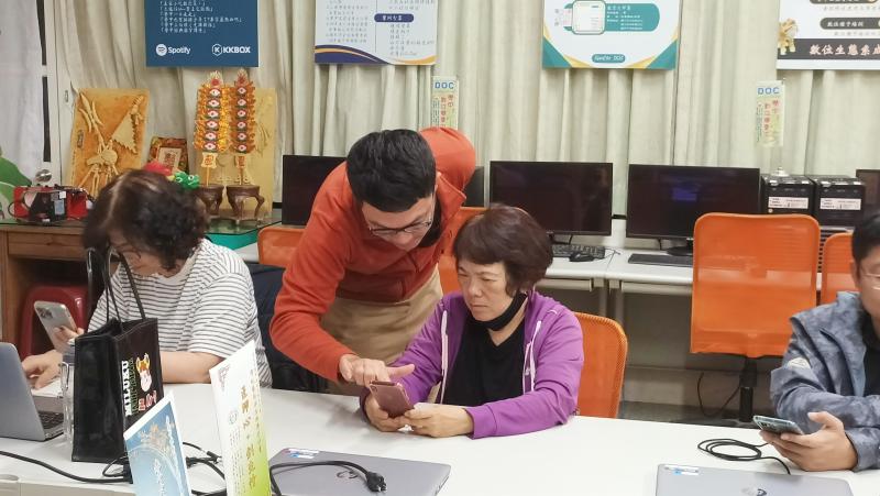 介紹360度相機的操作，讓學員順利拍攝完整的影像。