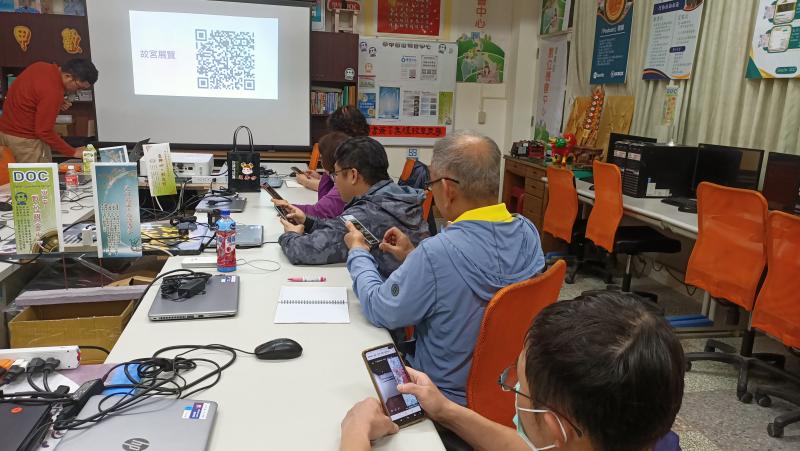 透過掃描QR Code觀看360度影像，體驗在不同領域的應用，例如線上看屋、展覽導覽、旅館房間預訂等。