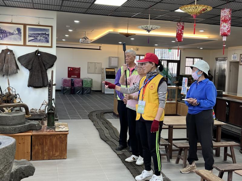 透過VR設備，模擬文化場域與歷史景點的導覽，讓學員感受身臨其境的數位旅遊。