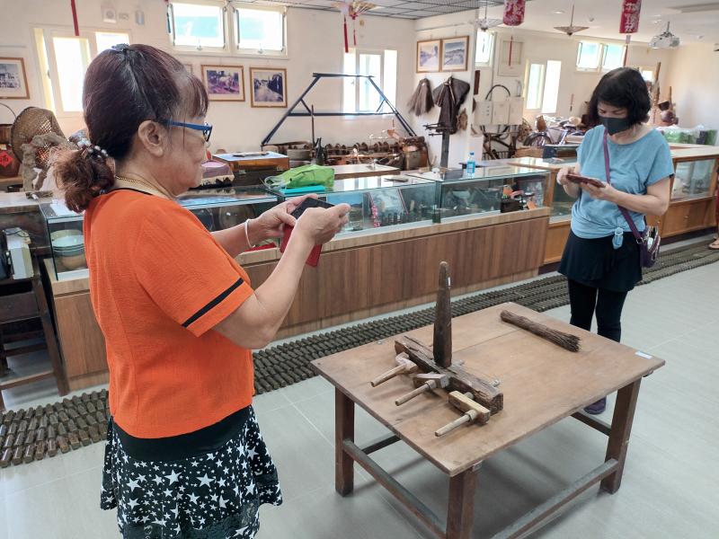 學員親自使用手機拍攝社區內的文物與文化景點，這些影像將作為數位走讀影片的素材。