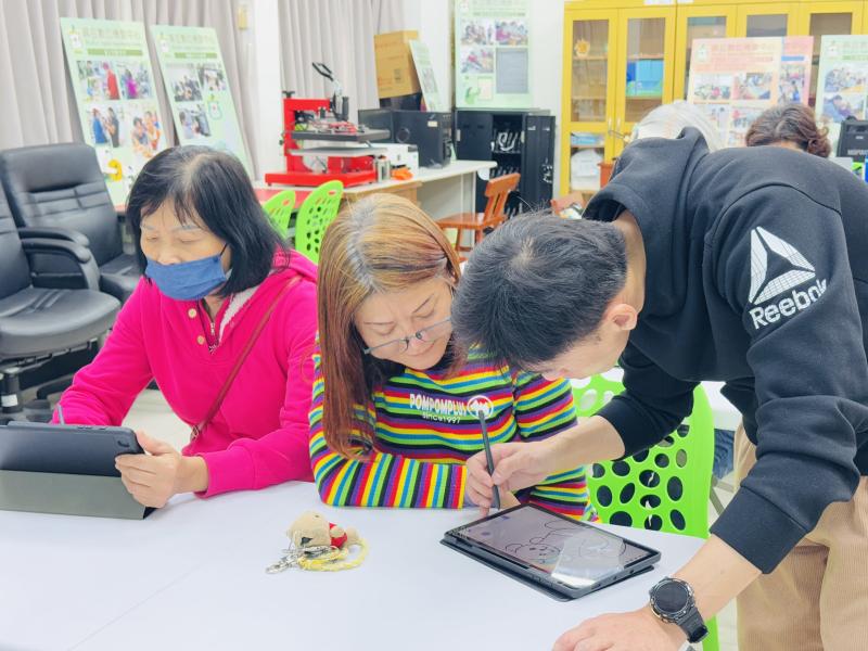 每位學員都變身為繪畫大師