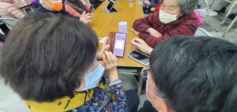 在教學過程中，鼓勵長者主動探索和學習，讓他們感受到學習的樂趣和成就感。