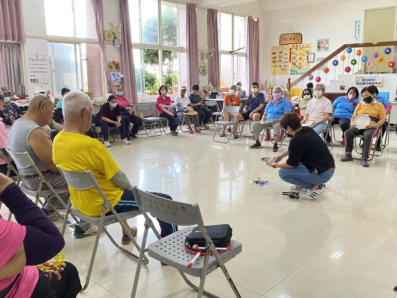 講師講解空拍機的基本構造、功能及應用，包括鏡頭種類、飛行模式與安全規範。