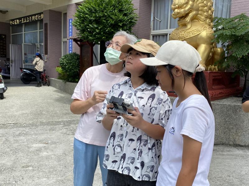 強調世代交流，長輩與學童互相學習，在體驗過程中拉近距離，營造溫馨學習氛圍。