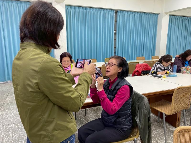 學員將自己拍攝、剪輯的影片,經由講師指導大家運用APP軟體製作成影片，並加上音樂、文字，讓影音內容顯得更豐富精彩,紛紛請教老師，[老師這樣可以嗎]?[有哪些要再改進的嗎]?