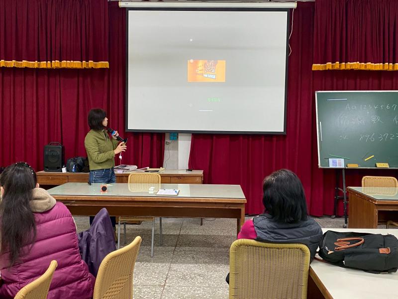 講師請學員們將剪輯完成的影片,上傳到群組後,大家一起來觀賞每個人製作完成的短影音影片,充滿了歡樂及回憶起當時拍照情境,大家都覺得好有成就感。