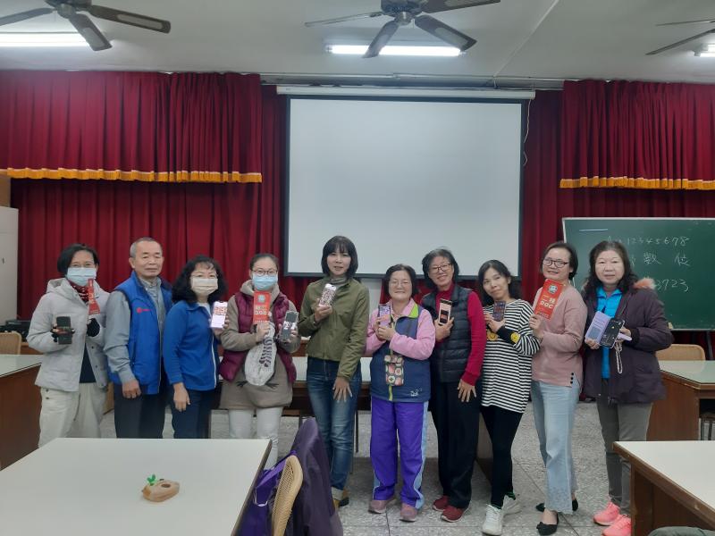 經過了16小時的課程,大家一起學拍攝、剪輯技巧,到最後完成一部自己製作的[短影音]真的是很實用,以後學員也可以幫家人、好友、團體等拍攝、剪輯出生動、精彩的影片,成為大家指定的剪輯大師,也可成為教導親朋好友如何製作影片的小老師, 讓更多人認識