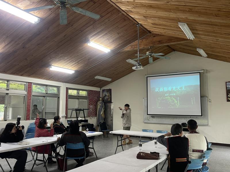 本課程「拍出你的專屬視角」於3月30日舉行,特別邀請在地熱血青年——平哲賢擔任講師。講師長期投入部落數位紀錄與影像創作,無論是婚禮、運動會還是教會活動中,經常可見他拿著相機穿梭其中,記錄下每一個感動時刻。他也樂於在社群平台分享自己的攝影作品