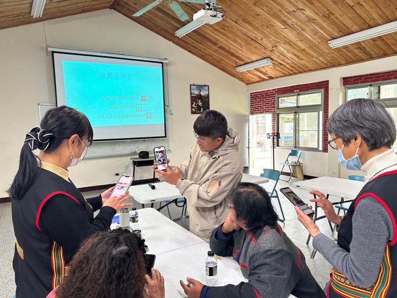 課程內容豐富,從基礎的攝影構圖技巧如三角構圖、對稱構圖、引導線與框架構圖等開始,延伸到色彩對比與前後景營造,最後安排實際拍攝與作品分享,讓學員能夠立即應用所學。透過這次課程,不僅提升學員的數位攝影技能,也讓他們找回觀看生活的熱情與創造力。