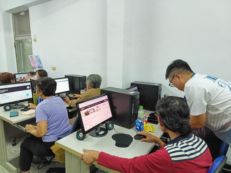 講師示範創新計畫數位公仔成果，引導學員運用APP實作。