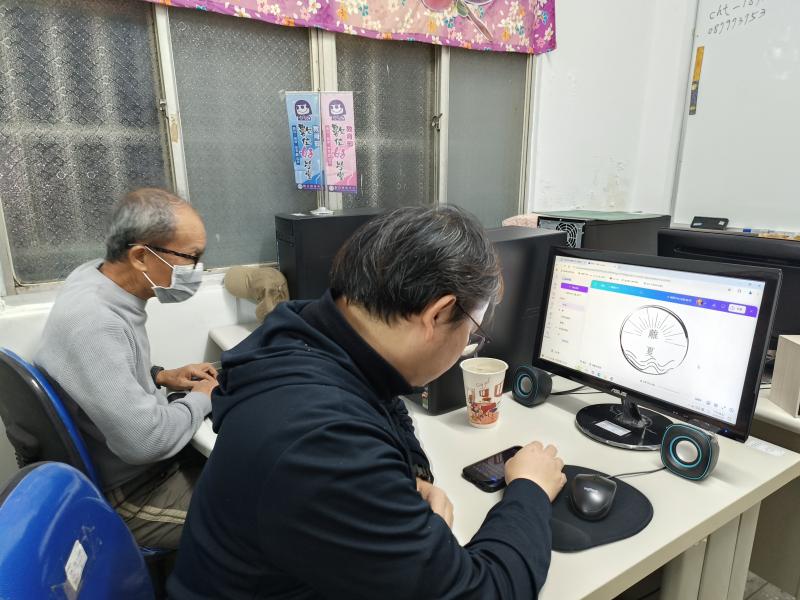 學員從文創商品設計發想與手繪開始，進行掃描後以繪圖軟體美化。