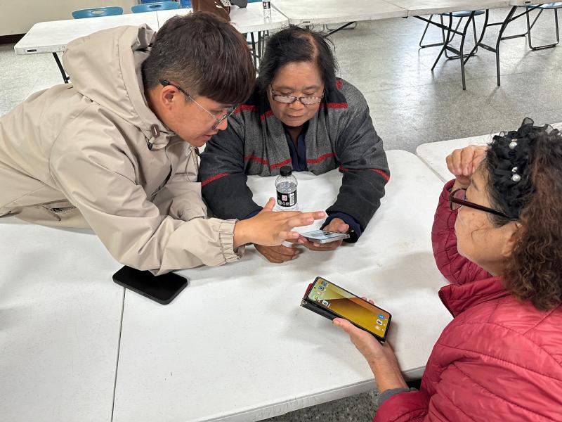 課程中,講師不僅傳授攝影技巧,更從自身信仰出發,以天主教《天主經》作為切入,分享他如何透過鏡頭捕捉轉瞬即逝的瞬間,進而凝結為永恆的紀錄。他強調每一張照片背後都有值得說的故事,鼓勵學員用自己的視角探索生活、記錄部落。他介紹了實用的攝影與修圖A