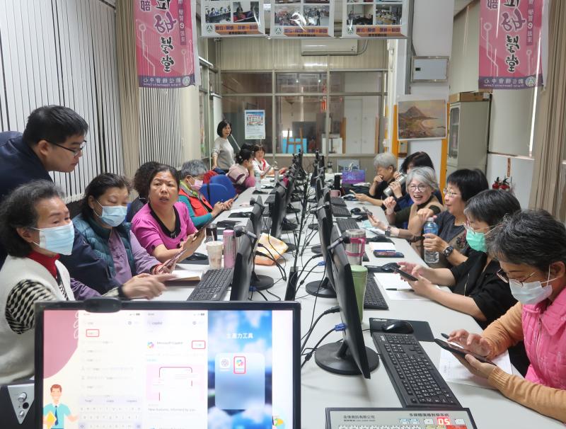 座無虛席的電腦教室,讓小編非常開心。魚池DOC一直努力維護桌上型電腦設備包括自費升級各項軟硬體,上課時讓學員自由選用學習設備。