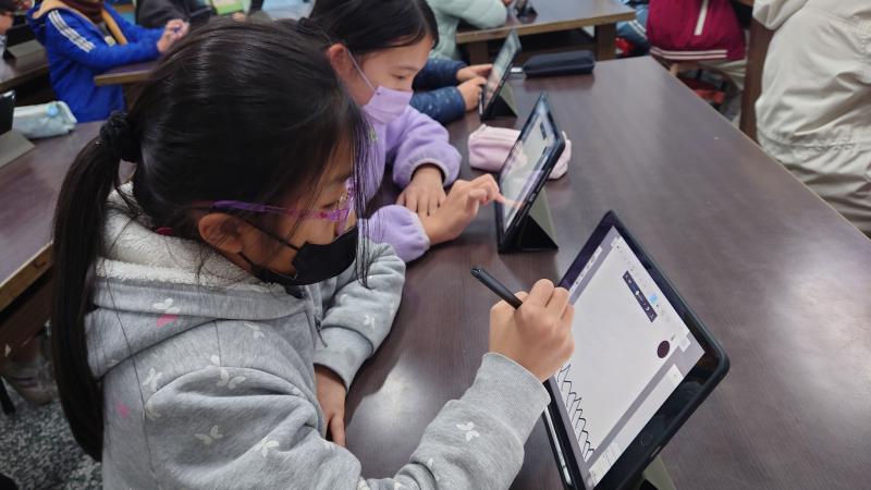 小朋友利用平板專心創作