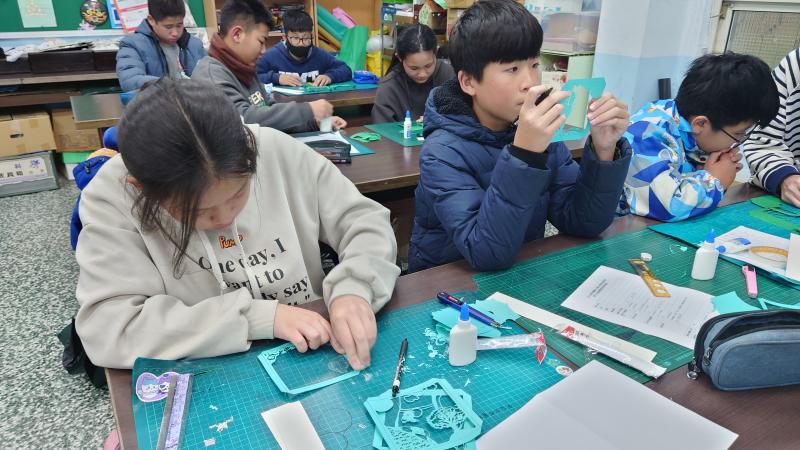 老師教小朋友如何將圖形組合起來