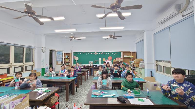 小朋友們與作品的大合照