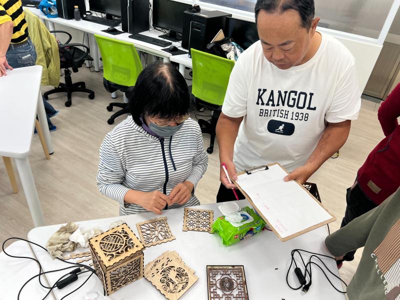 學員對於這次的雷雕作品,非常感興趣,講師說明作品製作想法