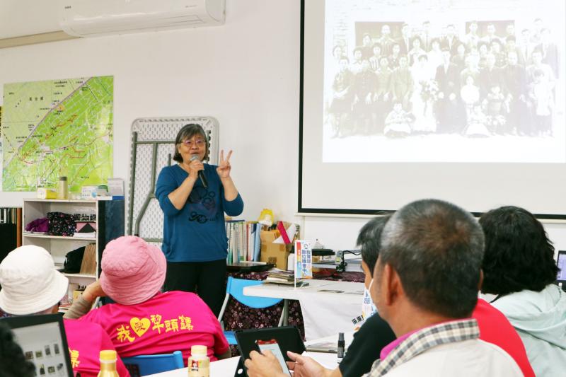 生活記憶數位轉換，將個人與家庭歷史保存下來。泛黃的舊照片，充滿時光的痕跡，學員熱烈參與，場面熱鬧而溫馨。