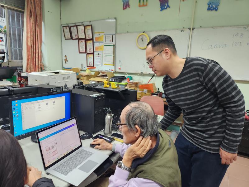 柏廷老師會到每個學員旁細心的指導