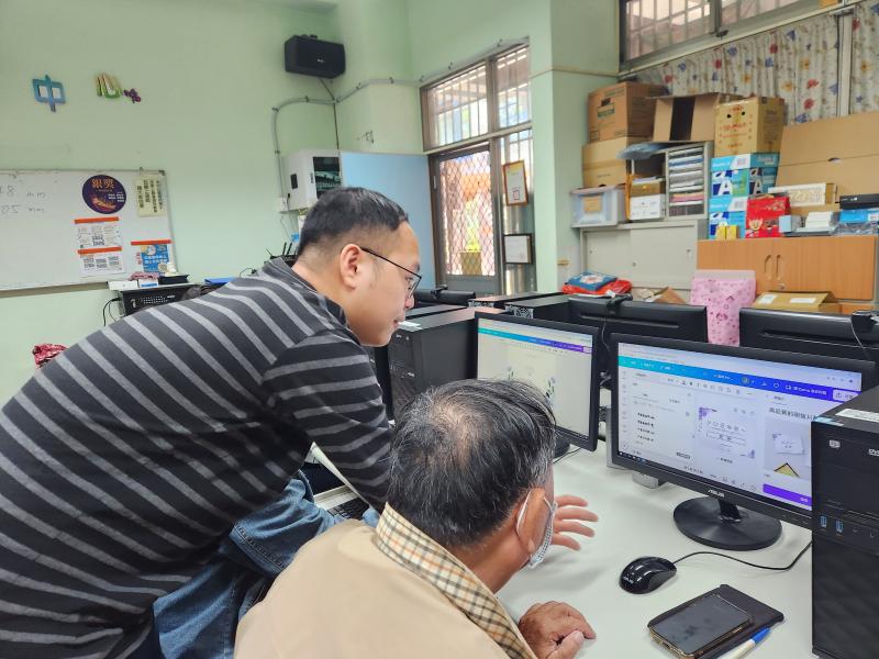 柏廷老師會到每個學員旁細心的指導