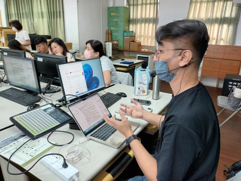 講師一一解釋各種AI的功能，讓學員大開眼界。