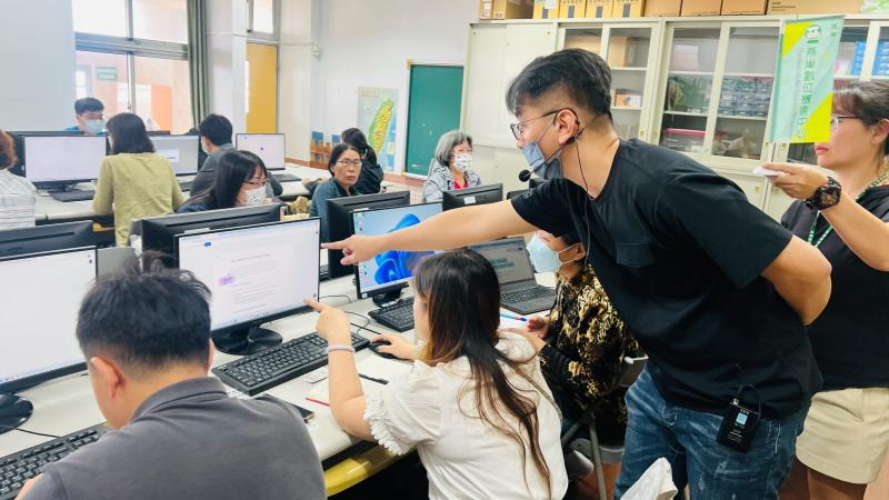 對於學員在上課的請況，講師也能立即解惑。