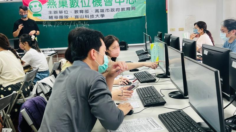 學員開始上手後，也會互相討論、指導了!