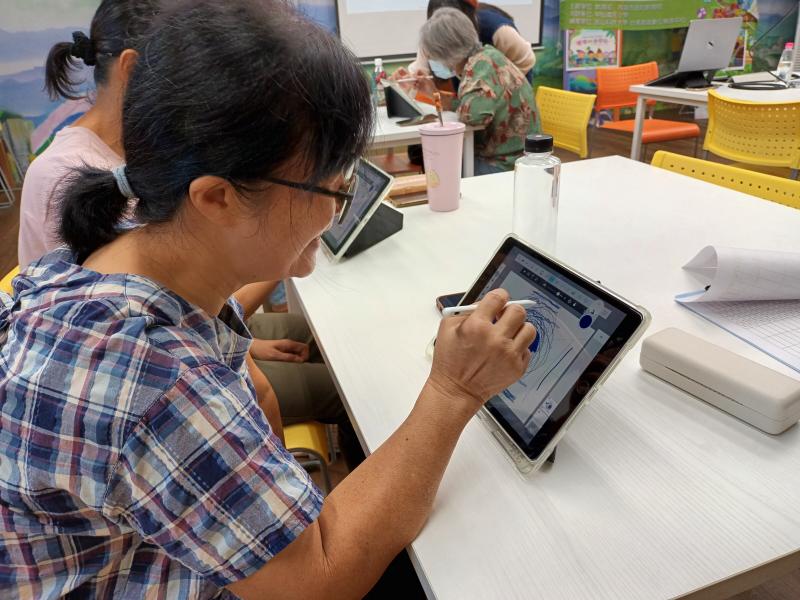 第一次使用平板進行繪畫，讓學員們都感到很新奇。