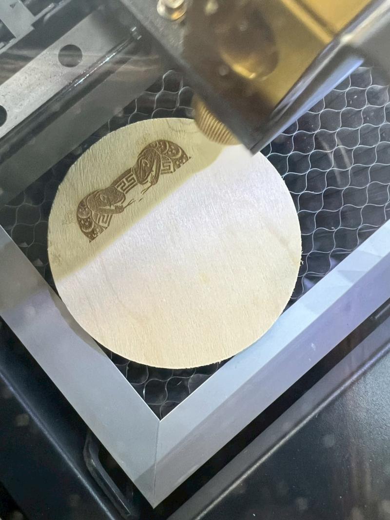 木頭表面被雕出細緻的線條，真的很療癒！