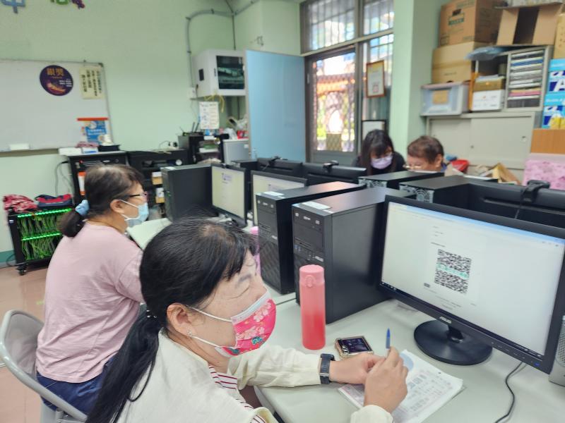 校長耐心的教導學員