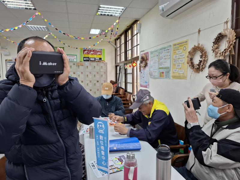 講師協助學員使用VR眼鏡