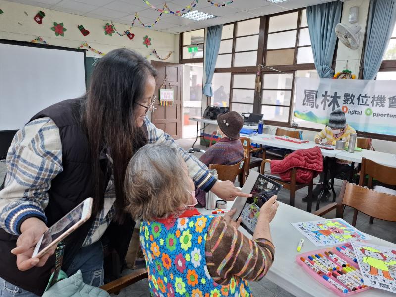 小幫手協助學員使用平板體驗AR擴增實境