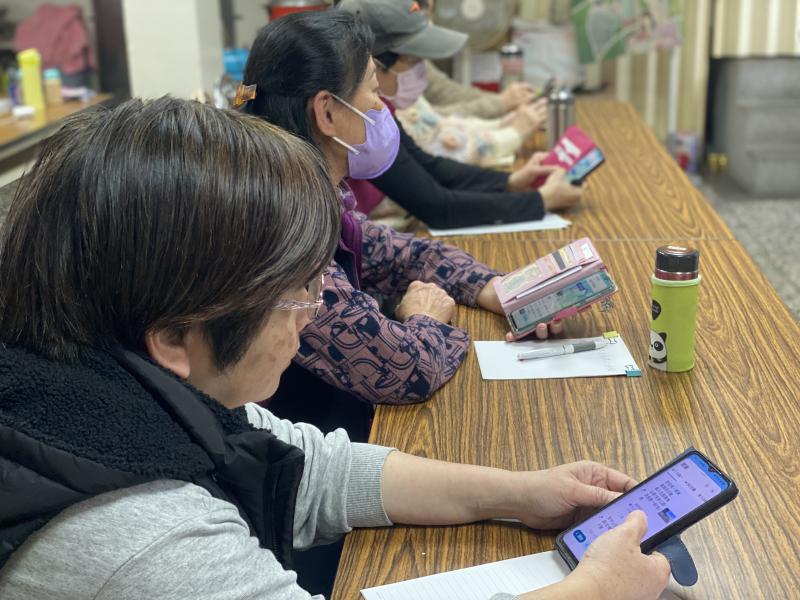 學員們練習儲存地標。