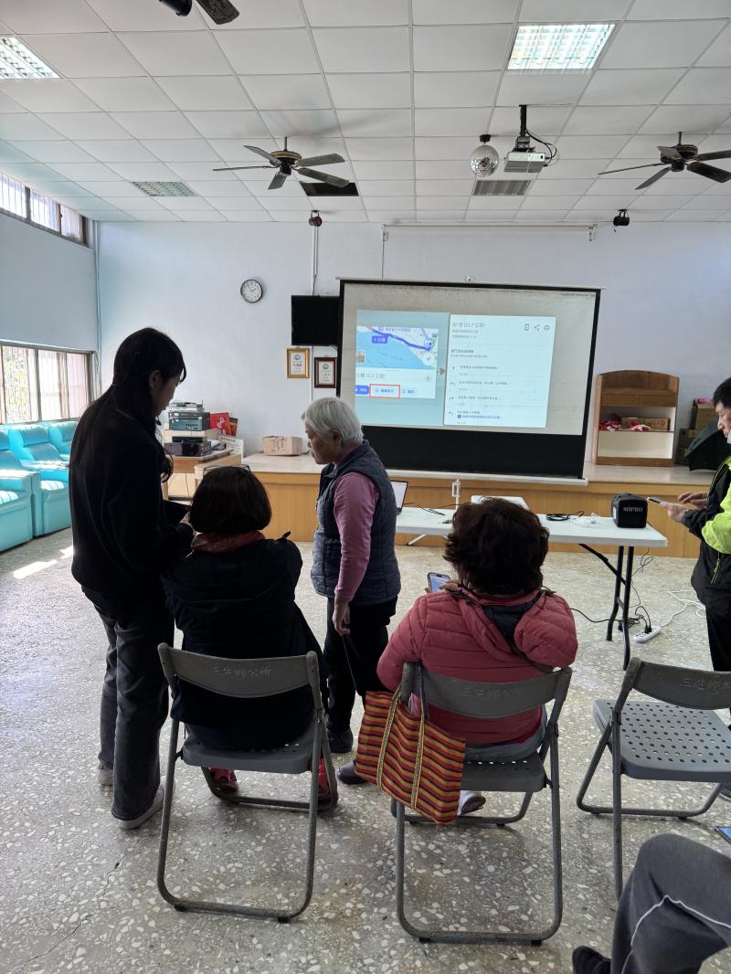 講師一對一教學每位長輩使用google map