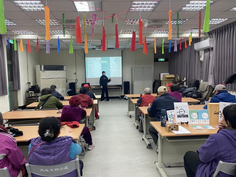 大坡社區的長輩們，跟著老師的步驟操作學習Google導航。