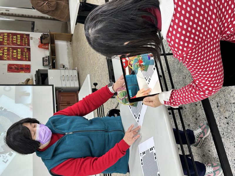 學員合作操作3D掃描