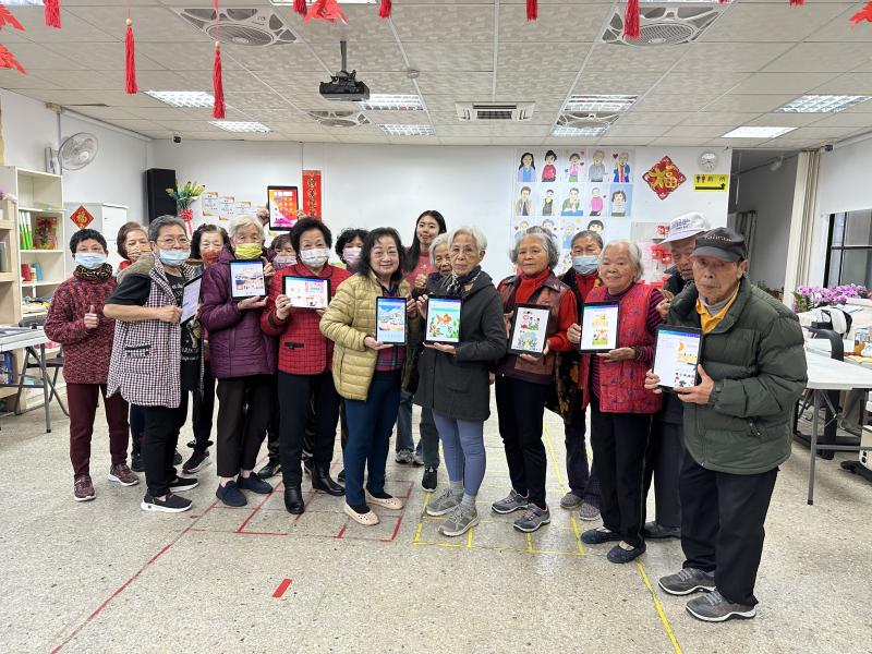 長輩開心拿著自製的貼圖合照