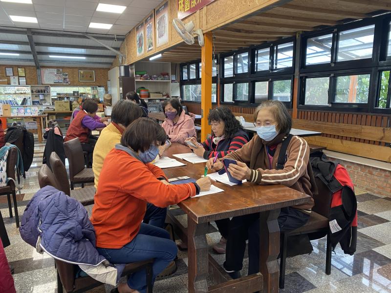 學員們一邊學習，一邊在筆記本上做重點紀錄，幫助自己加強記憶。