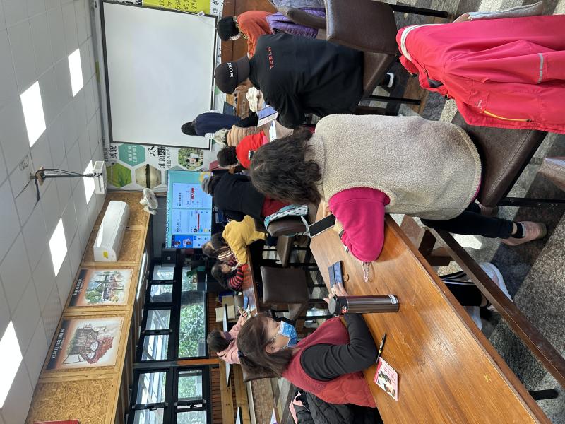 學員們跟著老師的步驟，來操作學習LINE功能。