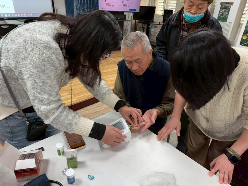 透過健康雲三高量測服務，長輩能輕鬆掌握自己的健康狀況，並為提升生活品質開啟了一道新門。在這些服務中，血壓、血糖與血脂的即時量測成為長輩健康管理的重要利器，幫助他們了解身體數值，進而採取有效的改善措施並以此調整飲食、運動或生活習慣，達到有效管