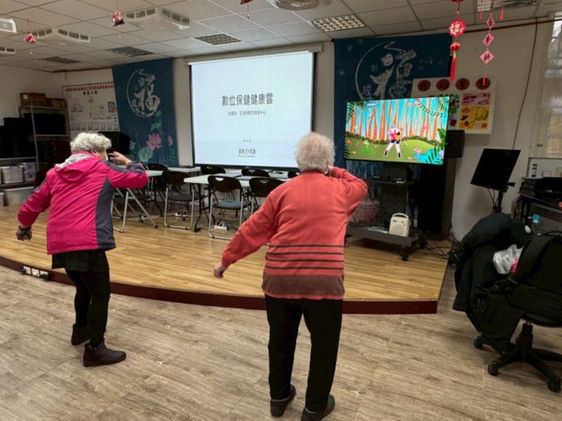 數位體感遊戲運動為長輩的日常生活增添了動感與樂趣，並成為一項促進身心健康的創新方式。在參與這些遊戲時，長輩不僅可以透過肢體動作與數位裝置互動，還能在輕鬆的氛圍中達到運動的效果。透過模舞蹈的遊戲，長輩可以舒展筋骨、鍛煉平衡感，甚至增強反應速度