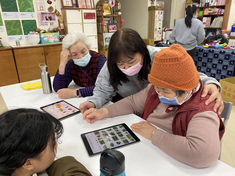 長輩用平板查找圖片