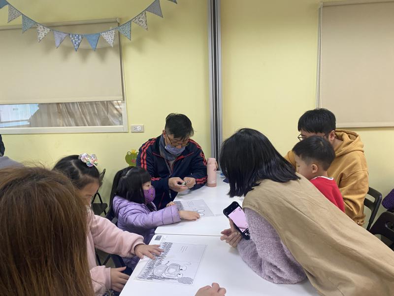 爸爸媽媽和孩子們一起討論如何操作動畫物件。