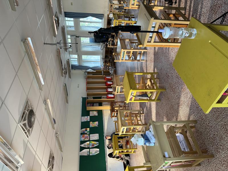 在教室內使用專業器材拍攝