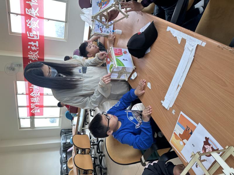 講師帶學員組裝燈籠