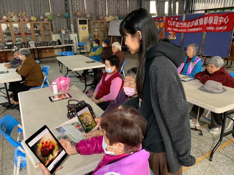 講師協助長輩用AI生圖